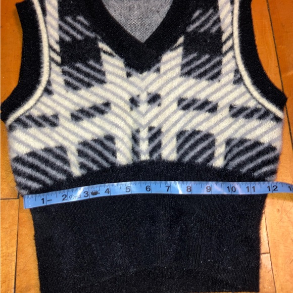 Plaid cropped sweater vest - Picture 7 of 10
